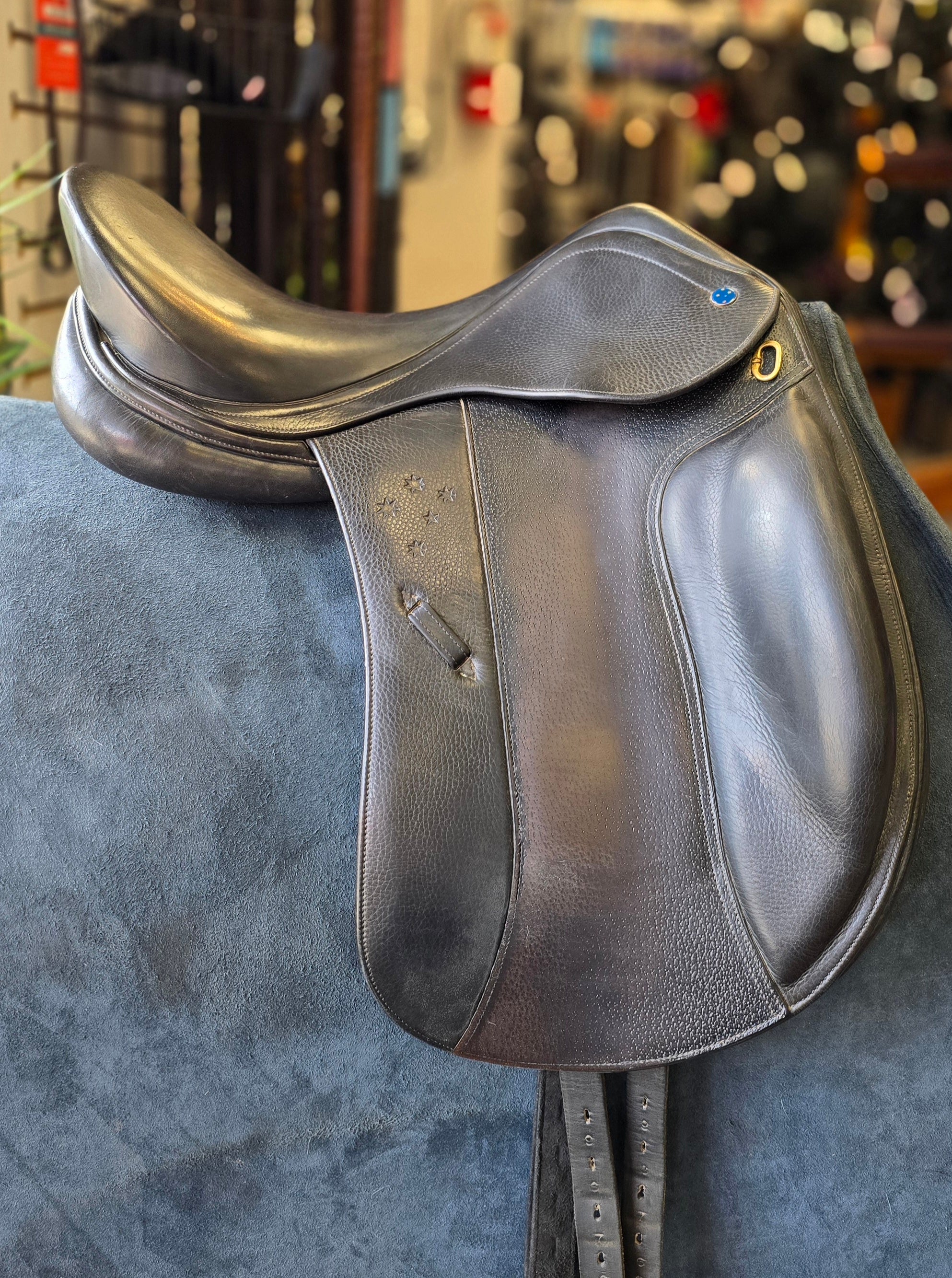 Used Southern Stars Saddlery Monoflap Dressage Saddle - 17.5" Medium