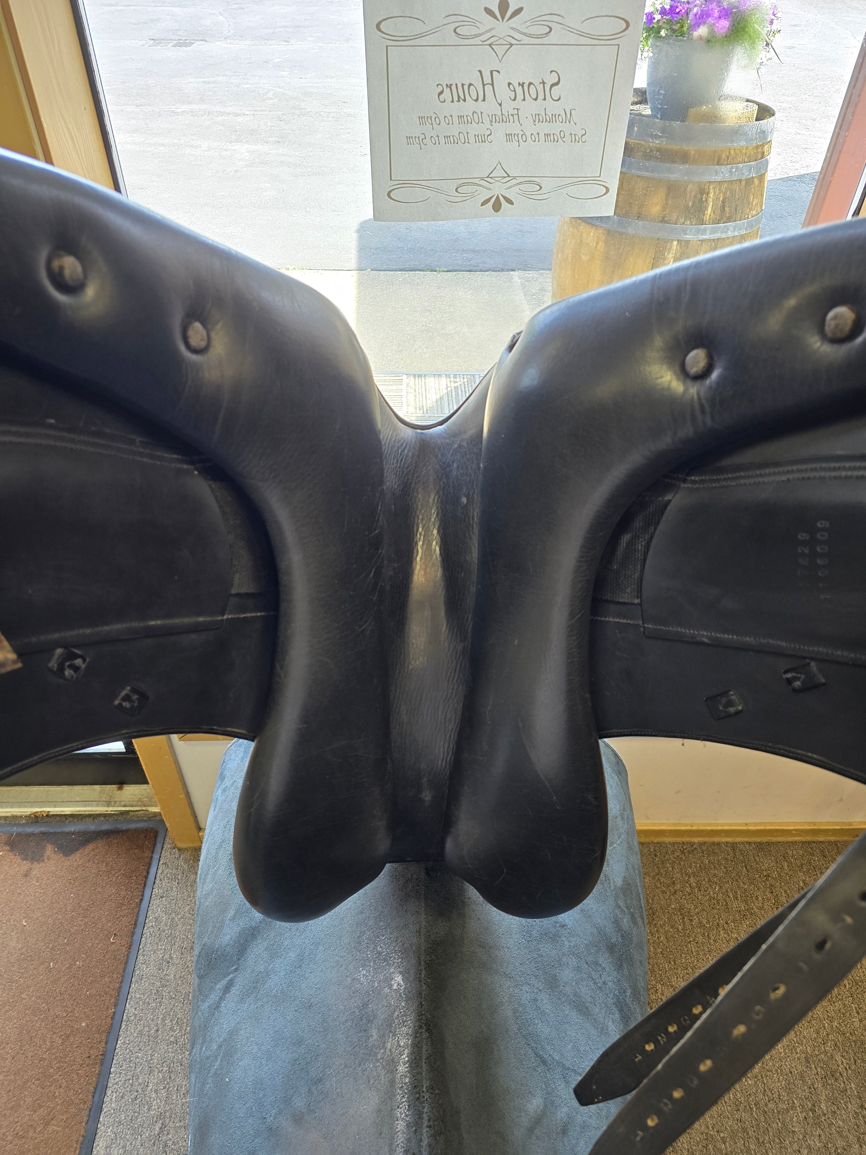 Used Southern Stars Saddlery Monoflap Dressage Saddle - 17.5" Medium