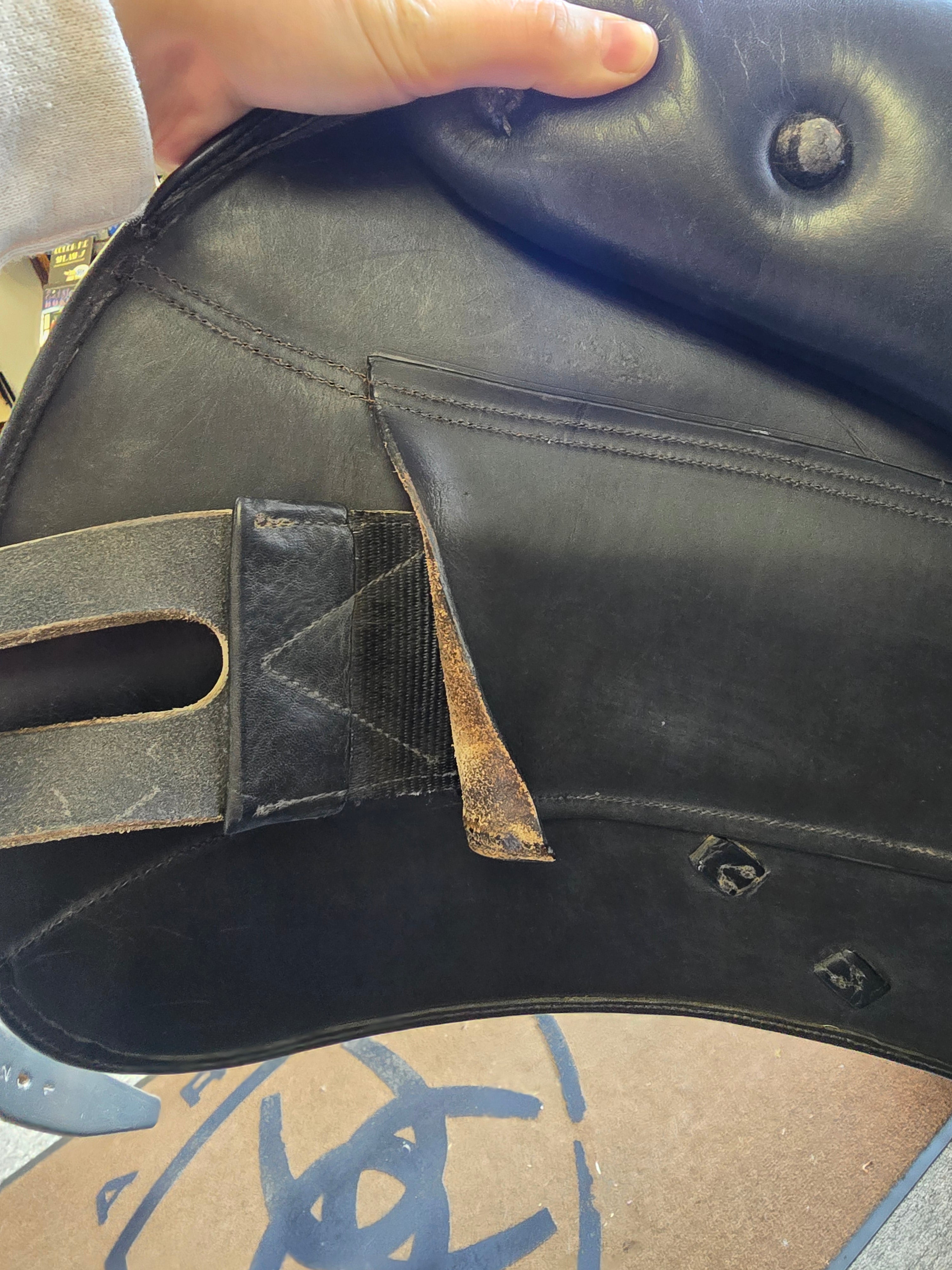 Used Southern Stars Saddlery Monoflap Dressage Saddle - 17.5" Medium