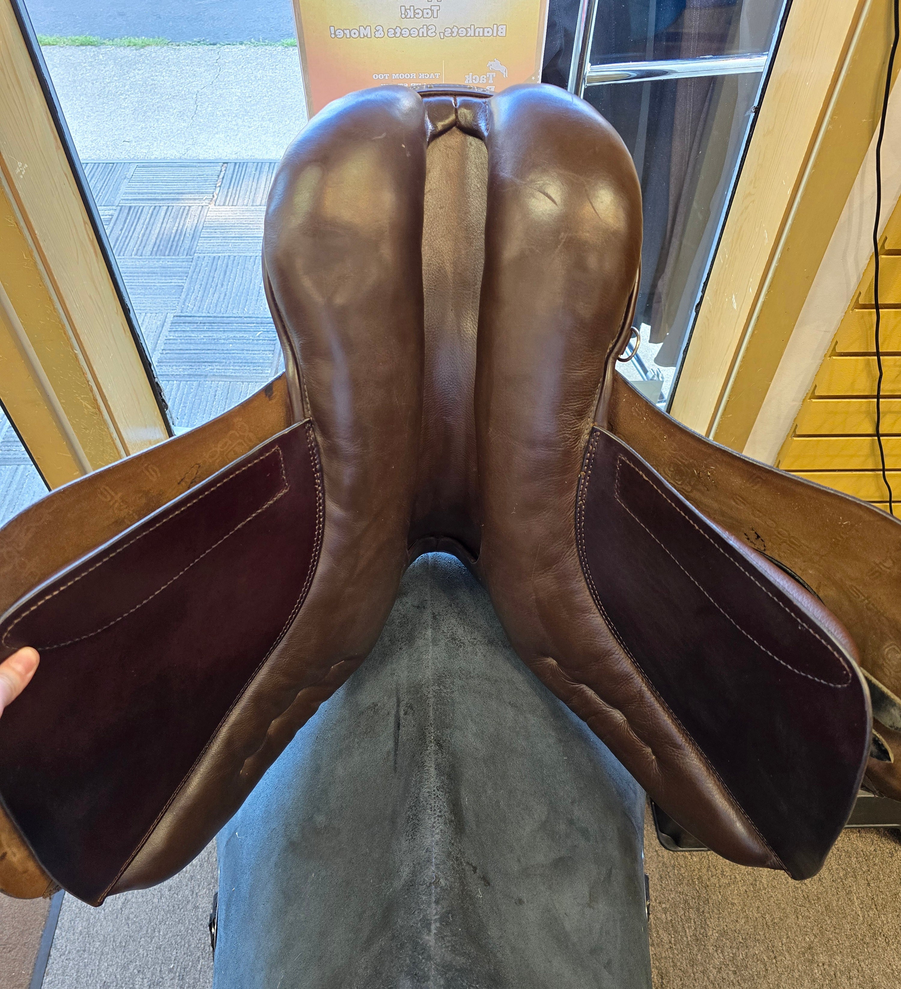 Used Stubben Roxanne Close Contact - 17.5" 31cm