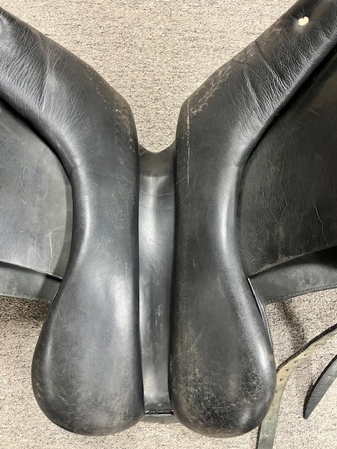 C2694 Used 17.5 Collegiate Dressage Saddle