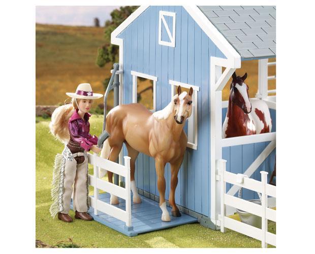 Breyer Freedom Series Country Stable With Wash Stall